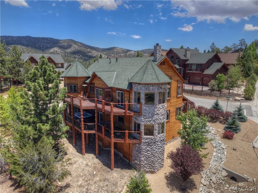 Perched in the prestigious Castle Glen Estates, this exceptional - photo 4