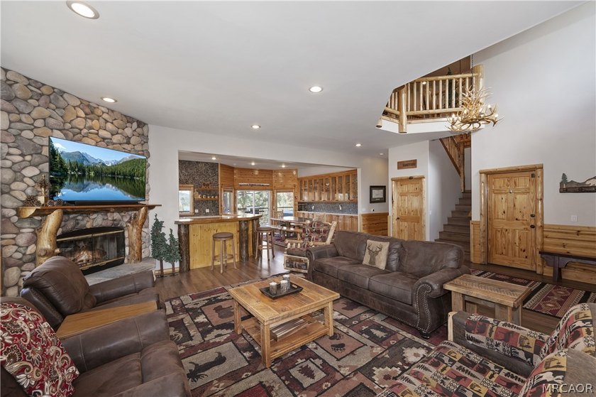 Perched in the prestigious Castle Glen Estates, this exceptional - photo 10