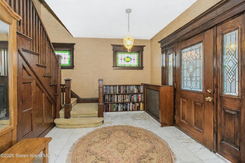 Location!,in the heart of Westerleigh, with old world charm - photo 2