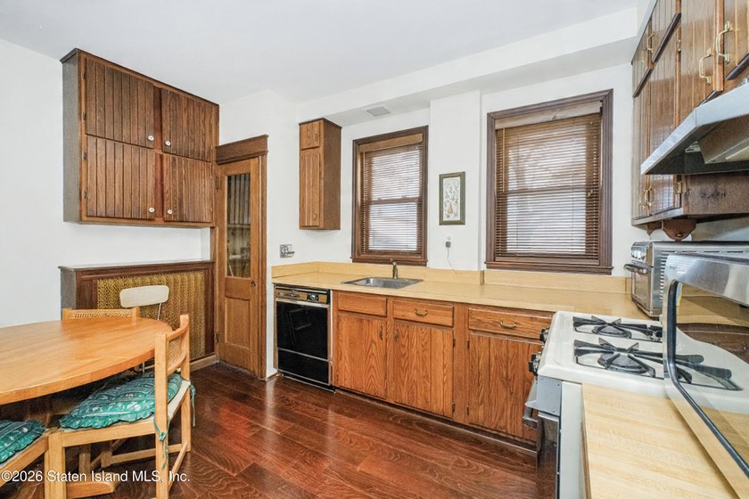 Location!,in the heart of Westerleigh, with old world charm - photo 6