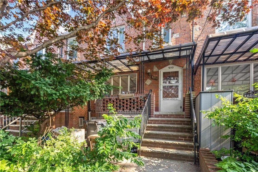 Welcome to this lovingly maintained single-family home in the - photo 2