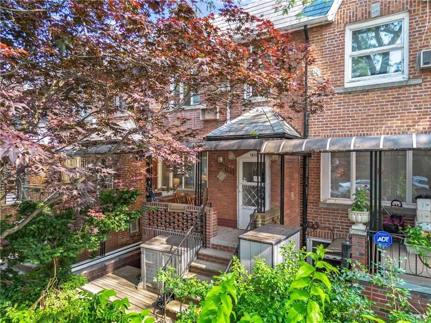 Welcome to this lovingly maintained single-family home in the - photo 3