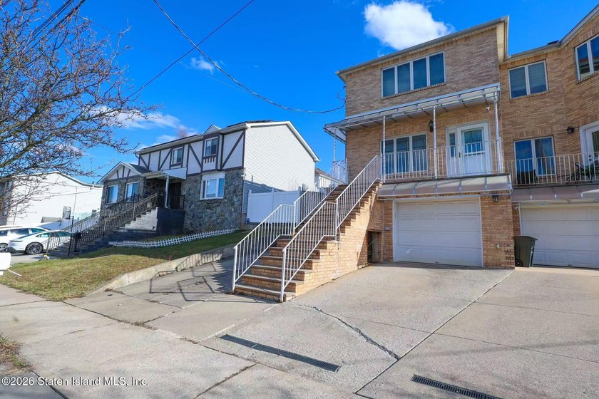 Built in 2005 this one family Colonial features spacious - photo 2