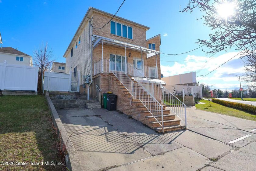 Built in 2005 this one family Colonial features spacious - photo 3