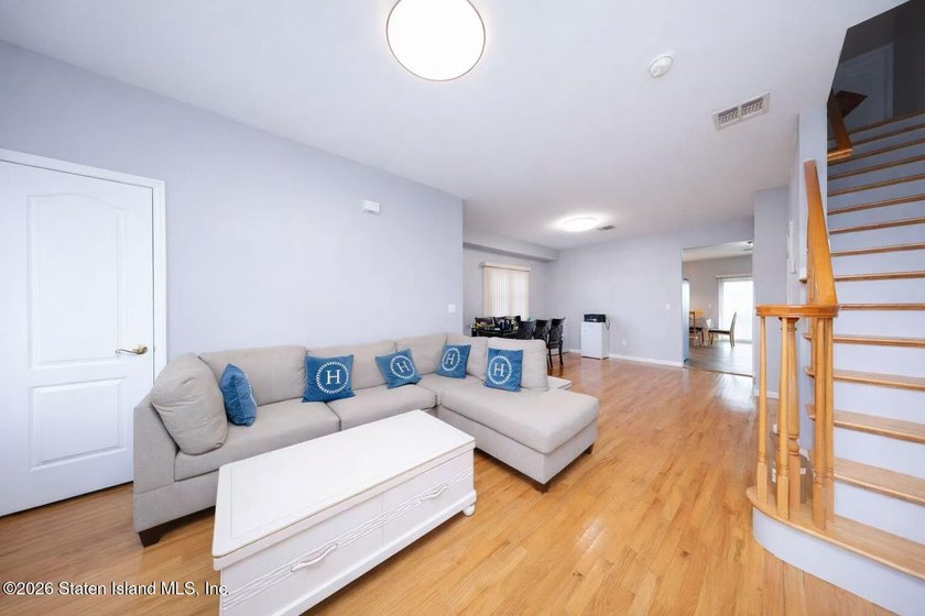 Built in 2005 this one family Colonial features spacious - photo 6