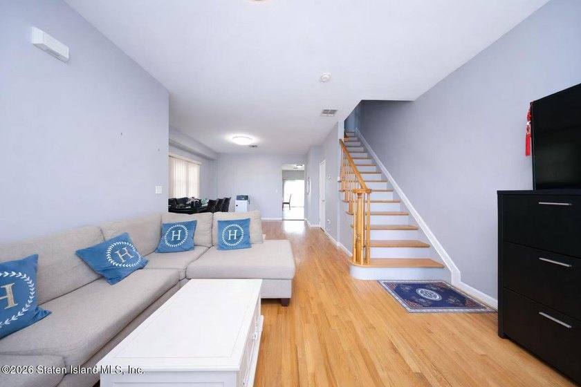 Built in 2005 this one family Colonial features spacious - photo 7
