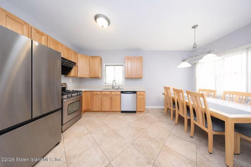 Built in 2005 this one family Colonial features spacious - photo 8