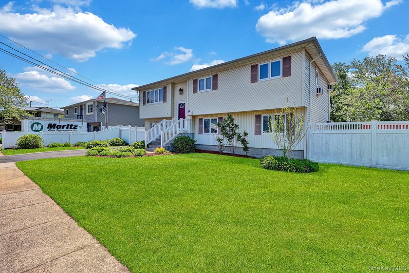 Wide-Line High Ranch featuring 4-5 bedrooms, 2 Full Baths, a Den - photo 4