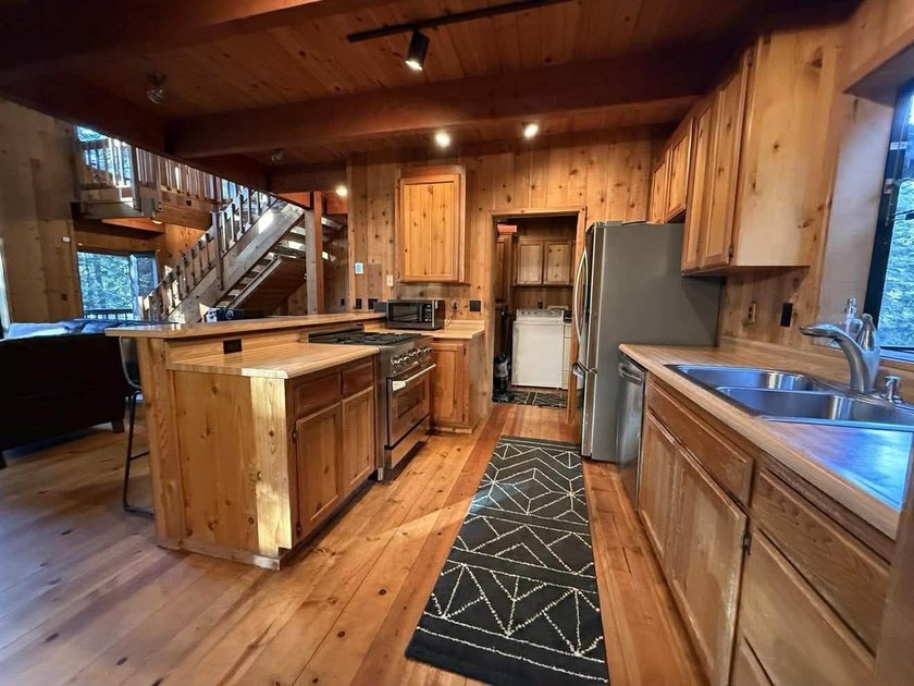 Spacious mountain home located in the highly desirable Lake - photo 12