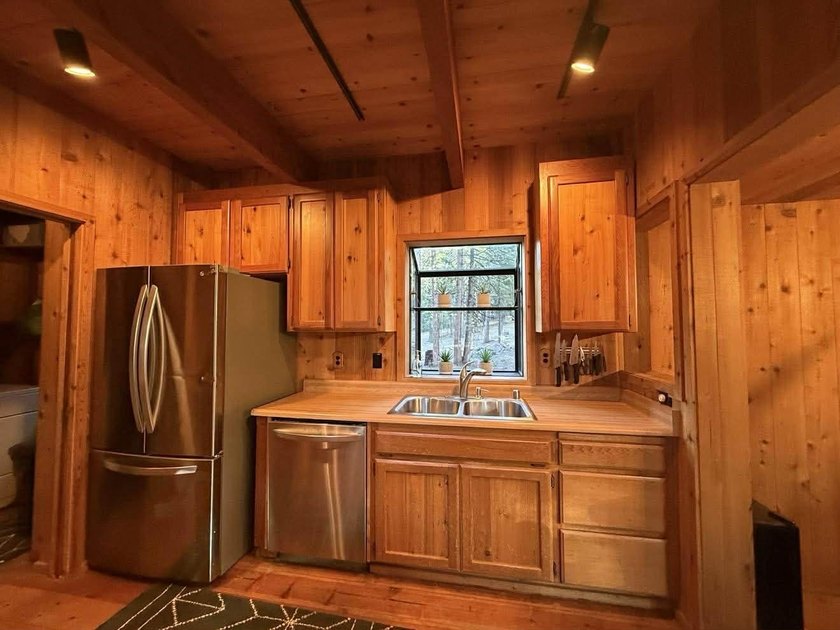 Spacious mountain home located in the highly desirable Lake - photo 18