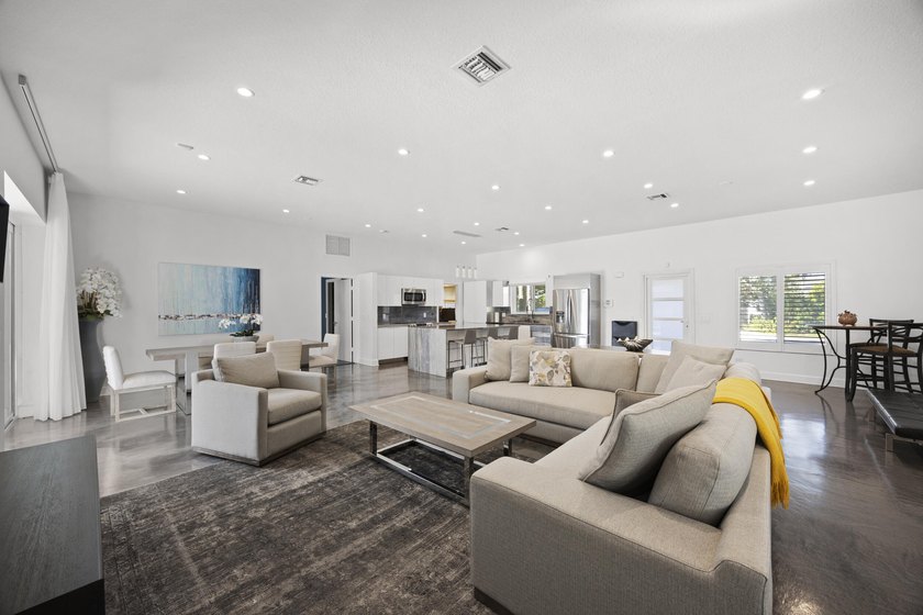 Great investment property tenant in place. Beautifully renovated - photo 9