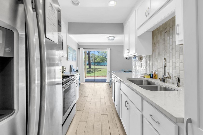 Show-stopper fully renovated ground floor golf villa is a - photo 5