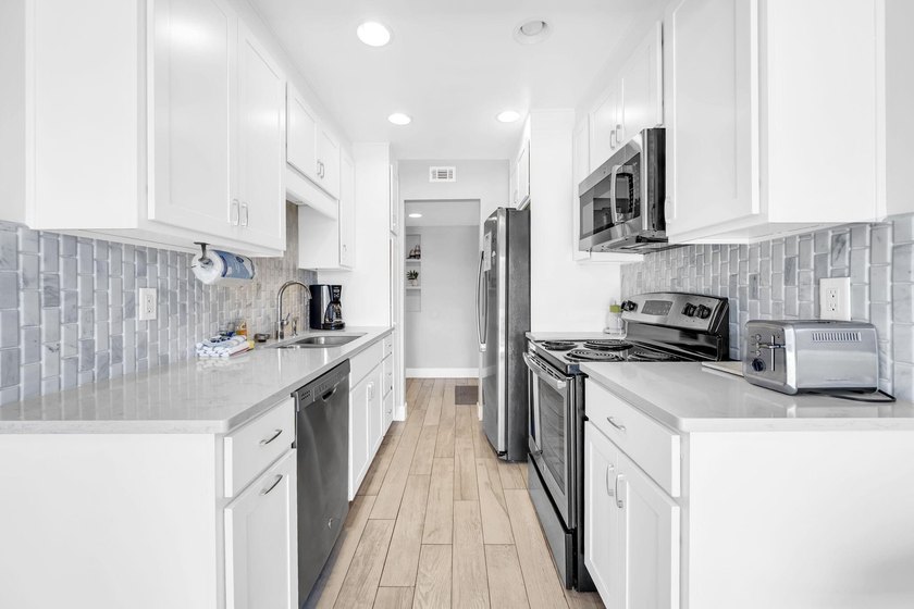 Show-stopper fully renovated ground floor golf villa is a - photo 7