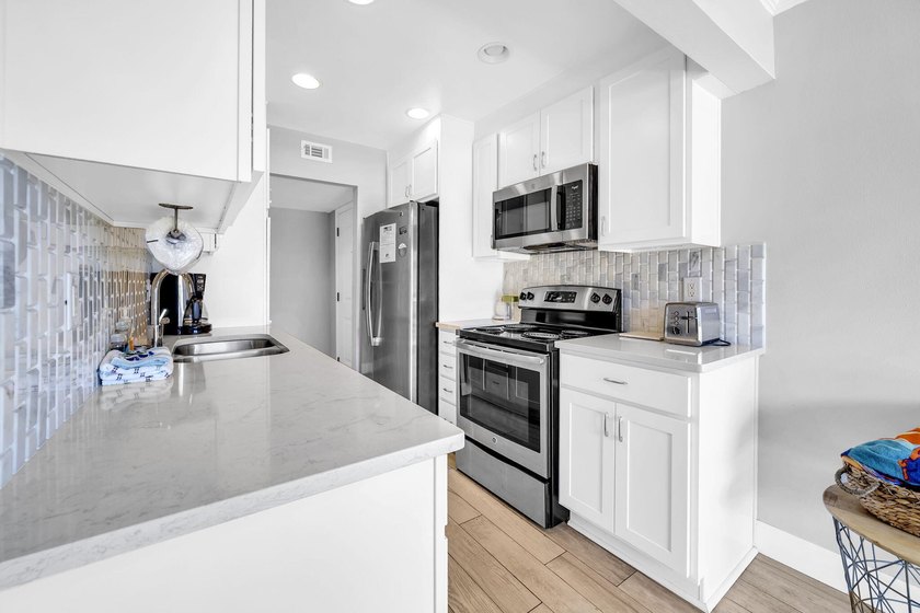 Show-stopper fully renovated ground floor golf villa is a - photo 8