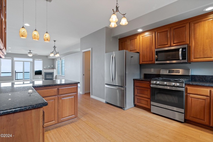 OCEANFRONT high bank townhome features sweeping ocean views that - photo 3