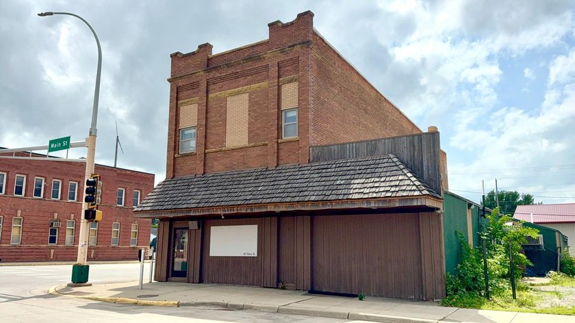 Located on the highly visible corner of Highway 212 and Main - photo 2