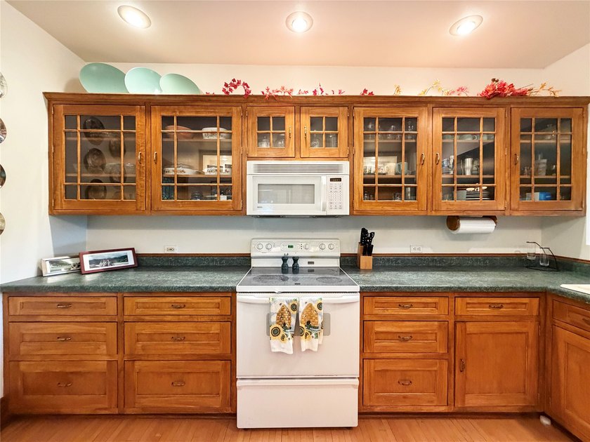 Welcome to this beautifully restored and remodeled PRE-INSPECTED - photo 8