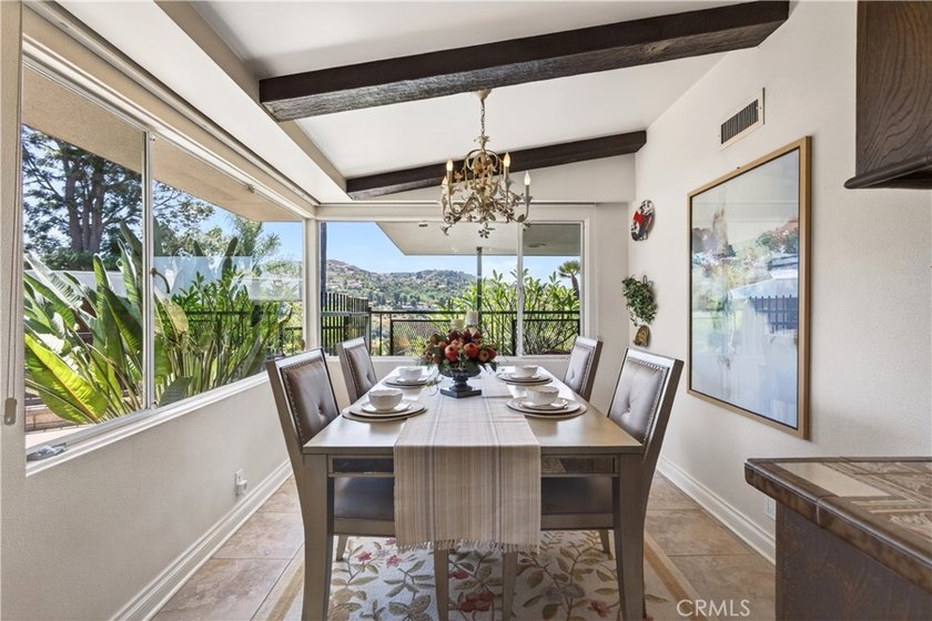VIEW, VIEW, VIEW. This exceptional mid-century modern residence - photo 12