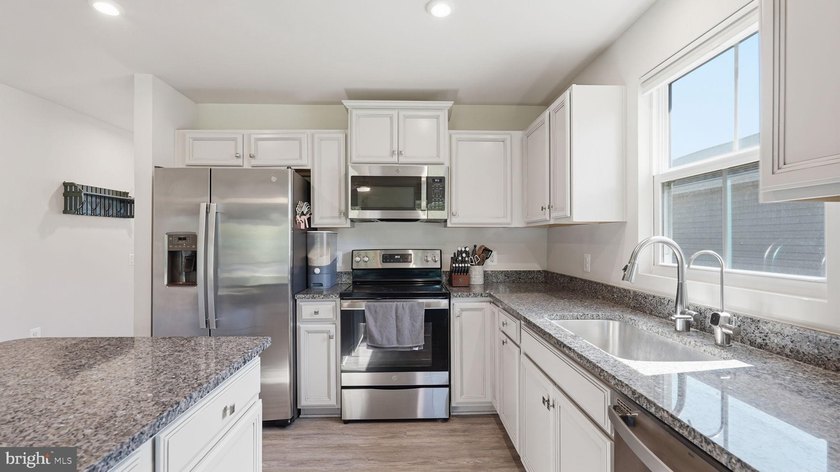 Enjoy easy living in the sought-after Pendleton golf course - photo 14