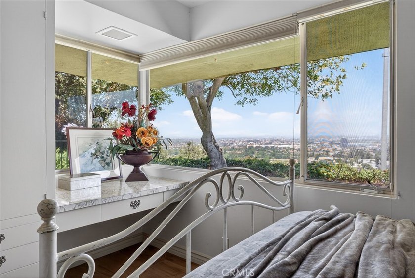 VIEW, VIEW, VIEW. This exceptional mid-century modern residence - photo 17
