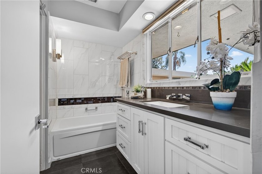 VIEW, VIEW, VIEW. This exceptional mid-century modern residence - photo 20