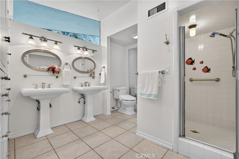 VIEW, VIEW, VIEW. This exceptional mid-century modern residence - photo 23