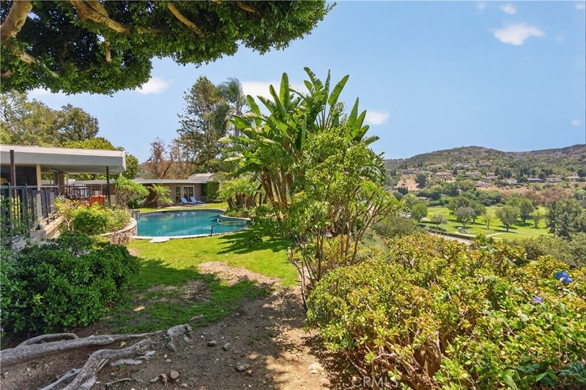 VIEW, VIEW, VIEW. This exceptional mid-century modern residence - photo 29