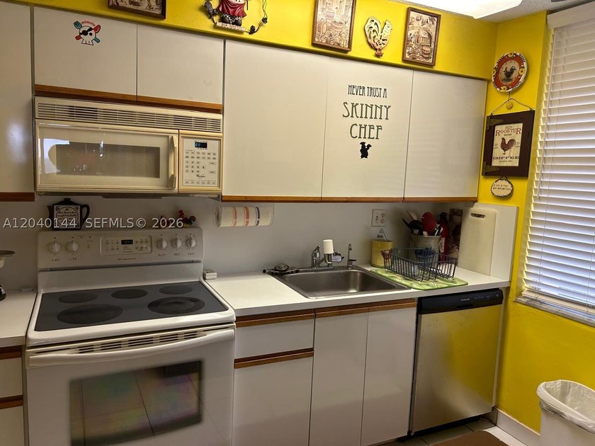 3BED/2BA - CORNER UNIT - FURNISHED - LARGE SCREENED BALCONY WITH - photo 31