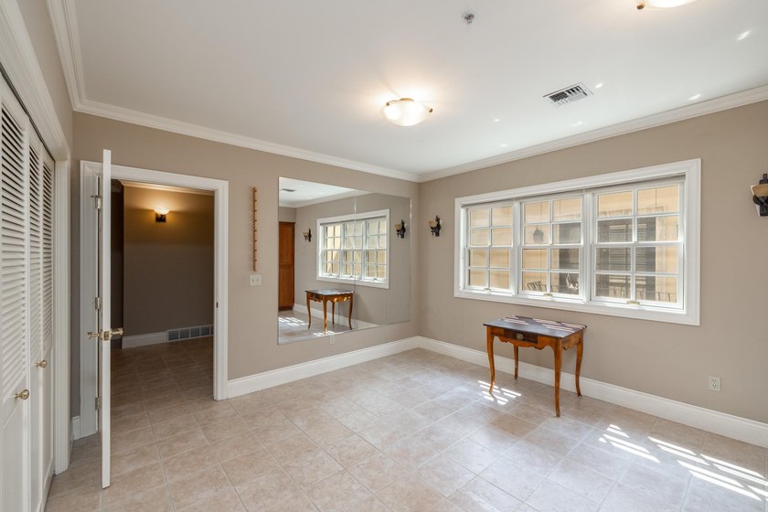 Surround yourself w/ 4,947 sq ft of luxurious downtown living at - photo 31