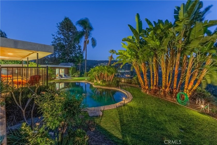 VIEW, VIEW, VIEW. This exceptional mid-century modern residence - photo 34