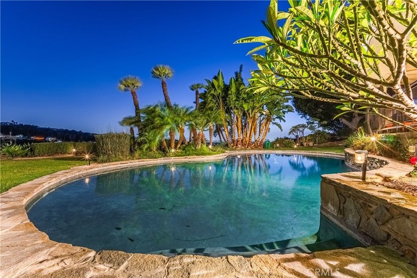 VIEW, VIEW, VIEW. This exceptional mid-century modern residence - photo 35