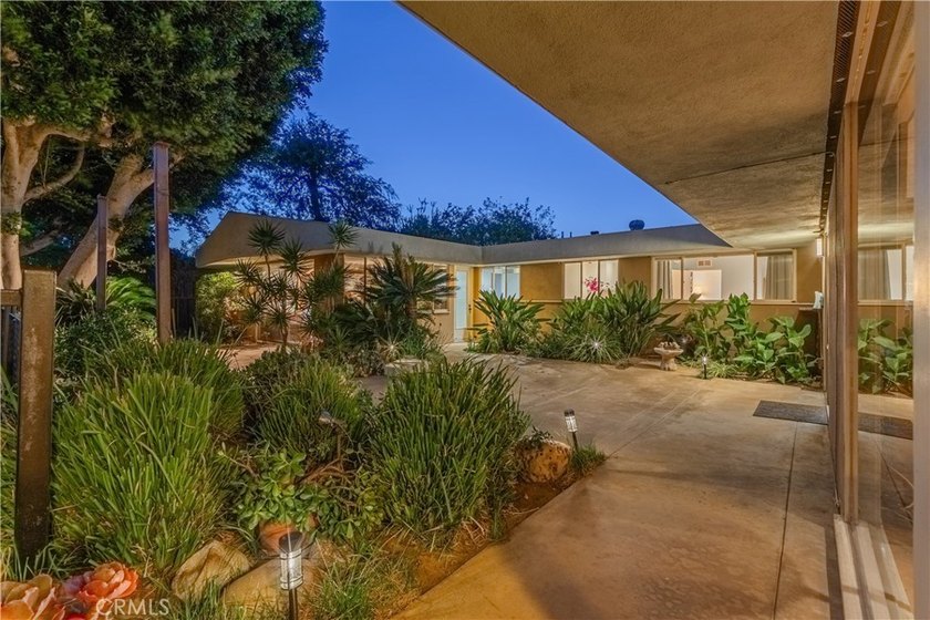 VIEW, VIEW, VIEW. This exceptional mid-century modern residence - photo 38