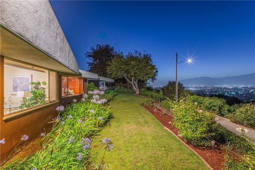 VIEW, VIEW, VIEW. This exceptional mid-century modern residence - photo 39