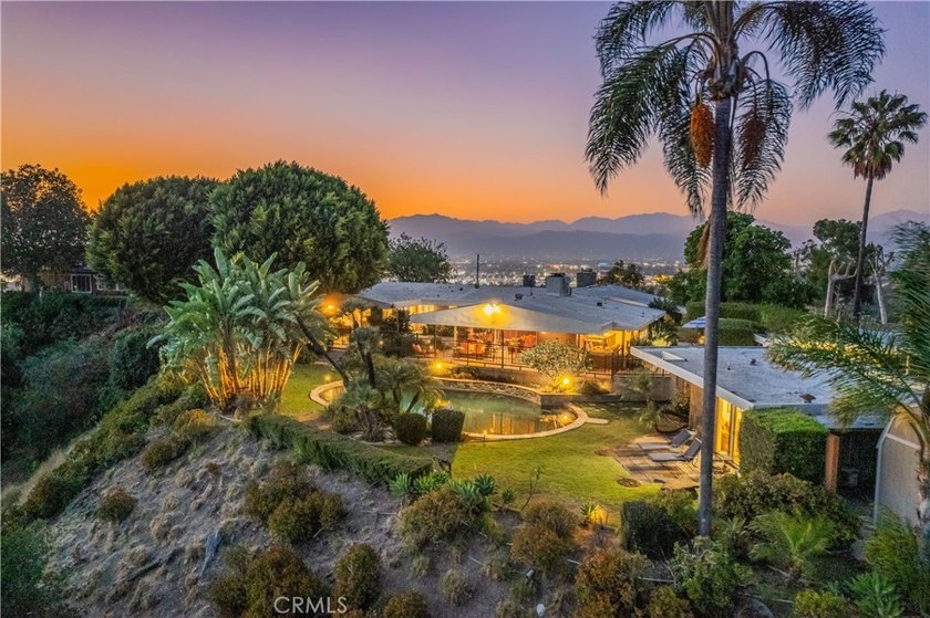 VIEW, VIEW, VIEW. This exceptional mid-century modern residence - photo 46