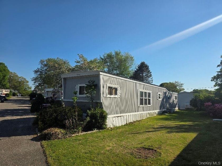 Spacious 3-bedroom, 1.5-bath mobile home filled with charm - photo 2