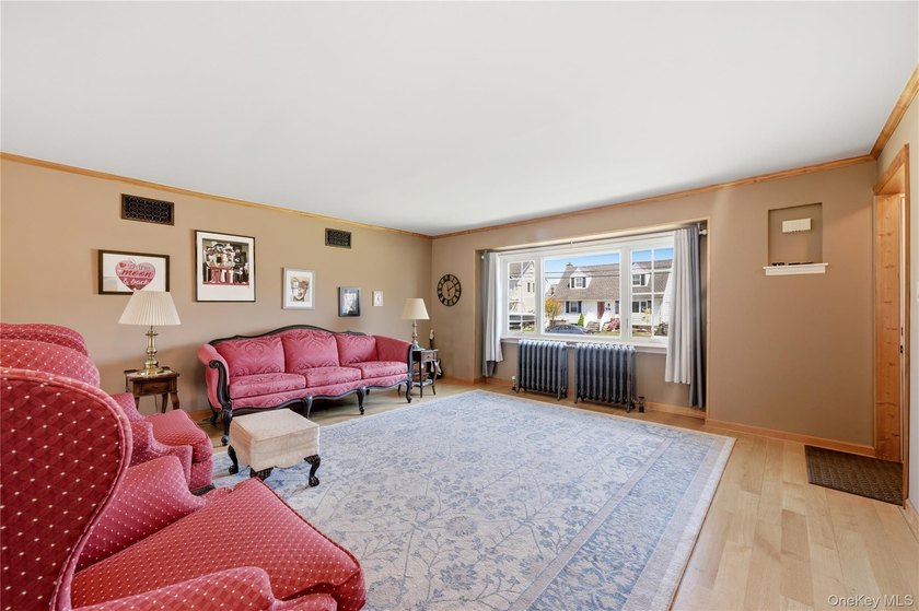 Welcome to this beautifully upgraded and meticulously maintained - photo 5