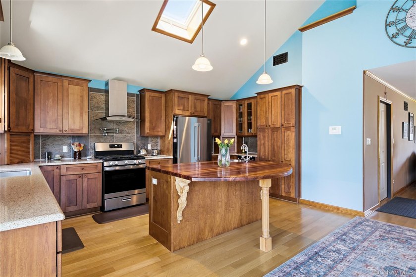 Welcome to this beautifully upgraded and meticulously maintained - photo 10