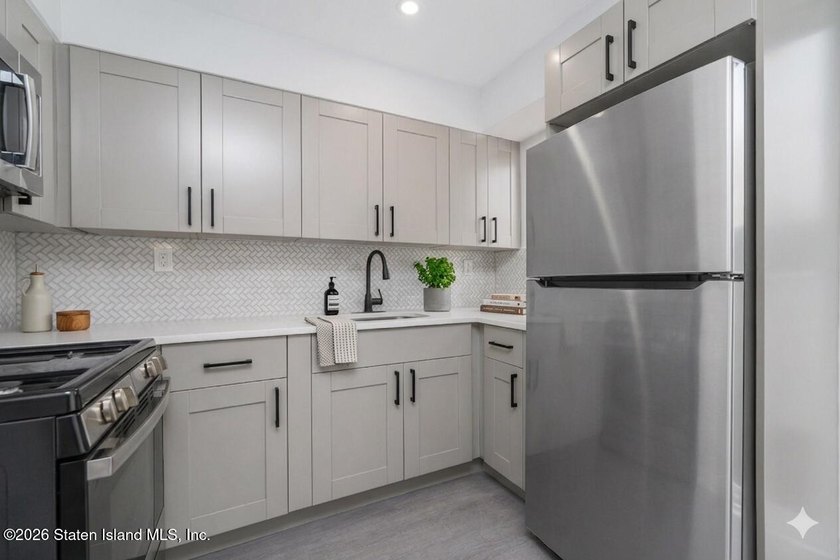 Fully Renovated Townhouse Near Forest Ave - Building size 14x42 - photo 5