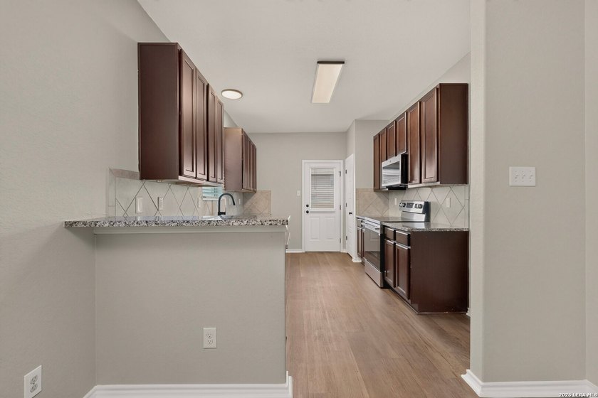Welcome to 10423 Green Prairie, a beautifully maintained - photo 7