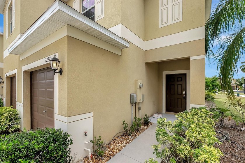 Welcome to your Florida retreat! Step into this beautifully - photo 3