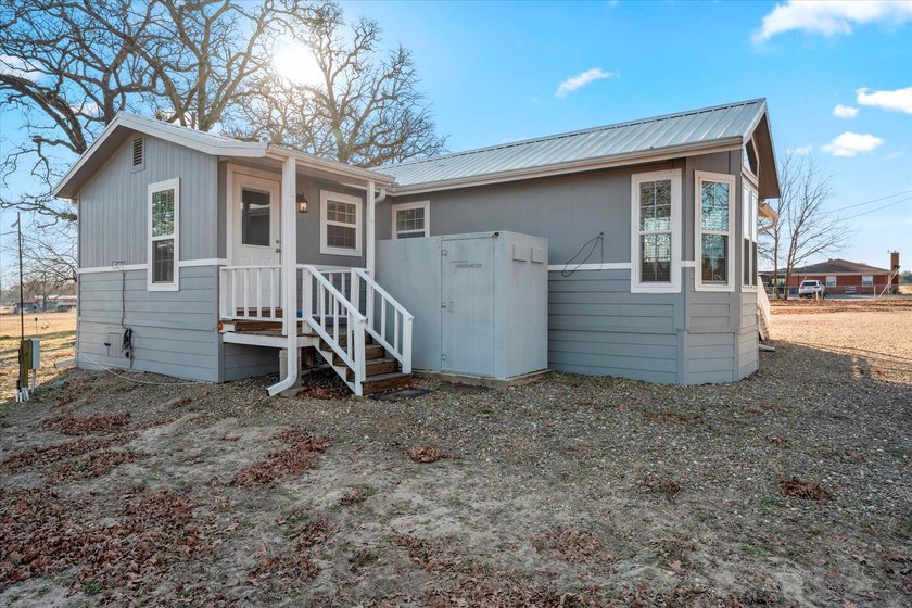 Well-maintained 2-bedroom, 1.5-bath tiny home situated on 1.39 - photo 22