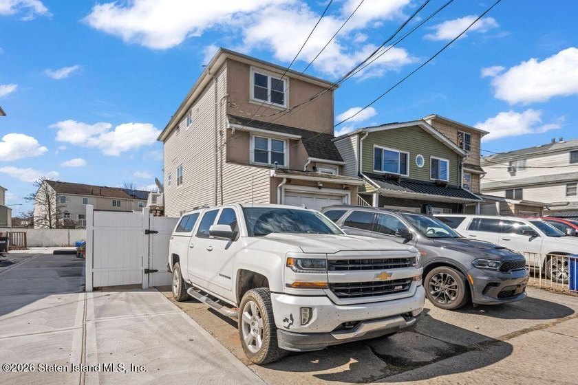 Beautifully maintained smart two-family home in a prime - photo 2