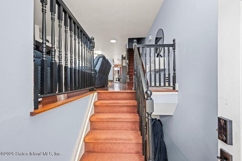 Beautifully maintained smart two-family home in a prime - photo 3