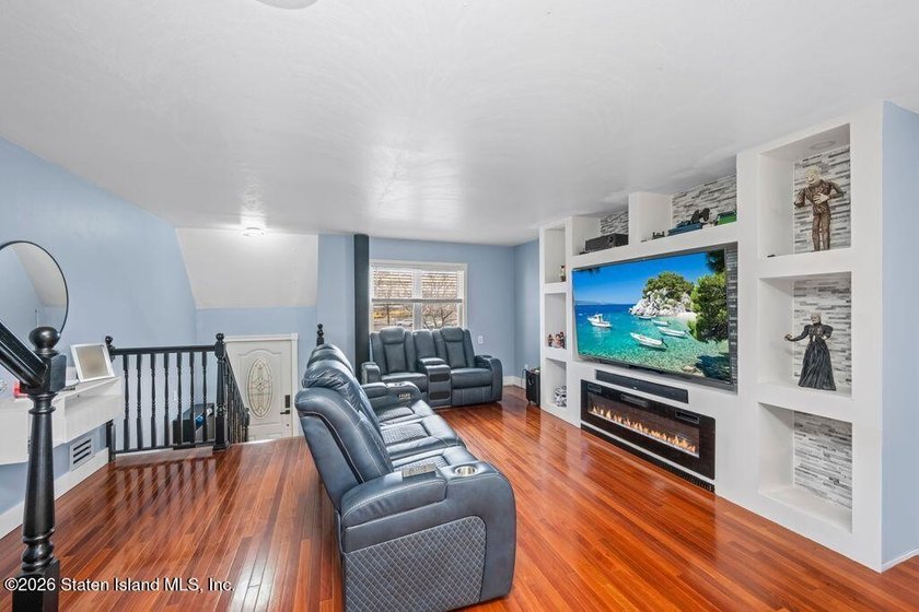 Beautifully maintained smart two-family home in a prime - photo 4