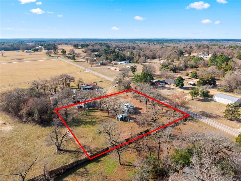 Well-maintained 2-bedroom, 1.5-bath tiny home situated on 1.39 - photo 38