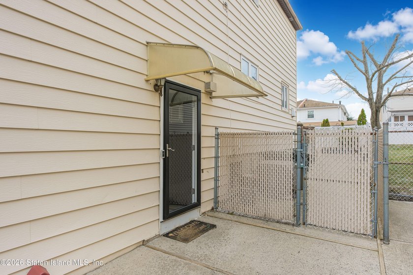 Welcome to 287 Abingdon Ave, a fully renovated three-bedroom - photo 4