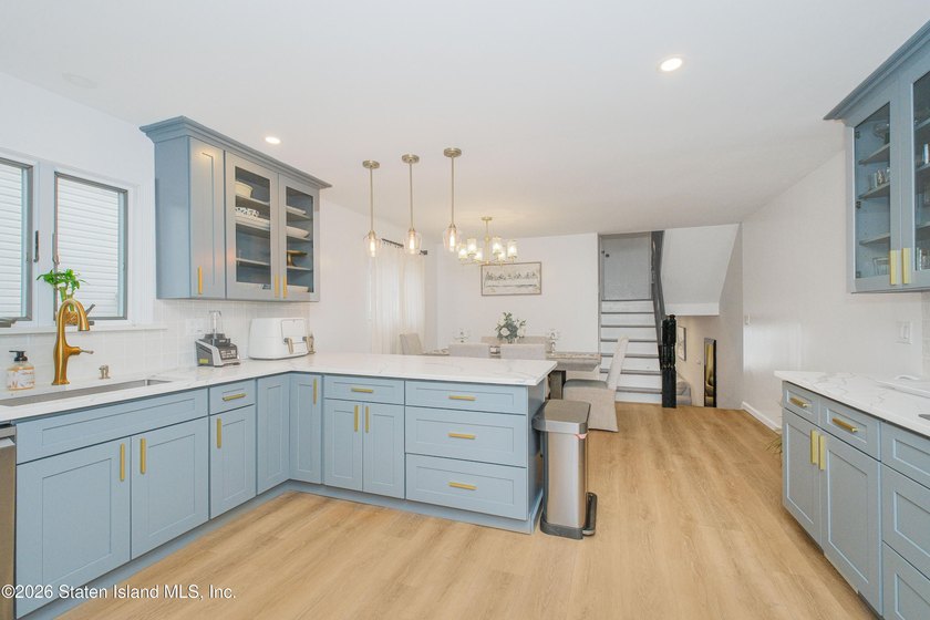 Welcome to 287 Abingdon Ave, a fully renovated three-bedroom - photo 8