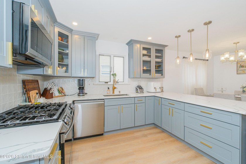 Welcome to 287 Abingdon Ave, a fully renovated three-bedroom - photo 10