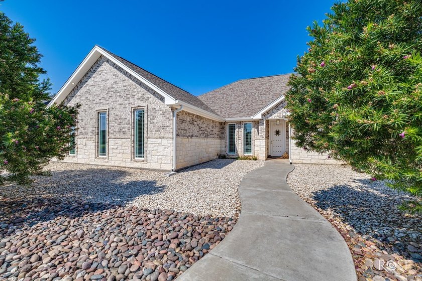 Welcome to this exquisite residence in the highly desirable - photo 2