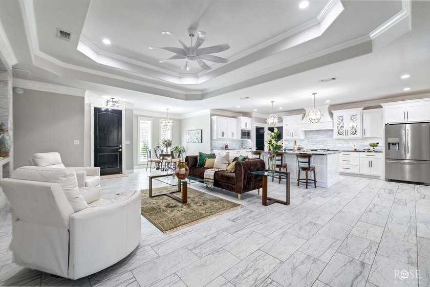 Welcome to this exquisite residence in the highly desirable - photo 3
